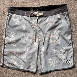 Mens Vuori Cruise 7” Board Shorts Size 32